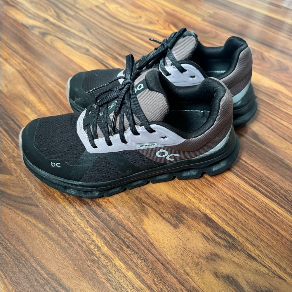 On Cloud runner waterproof shoes size 6 women’s